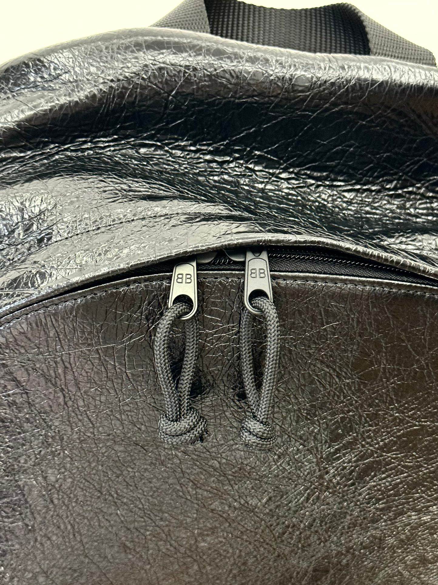 Balenciag 巴黎世家 Explorer 品牌徽标印花 小羊皮  双肩包  男女同款  黑色 5032211VG071000