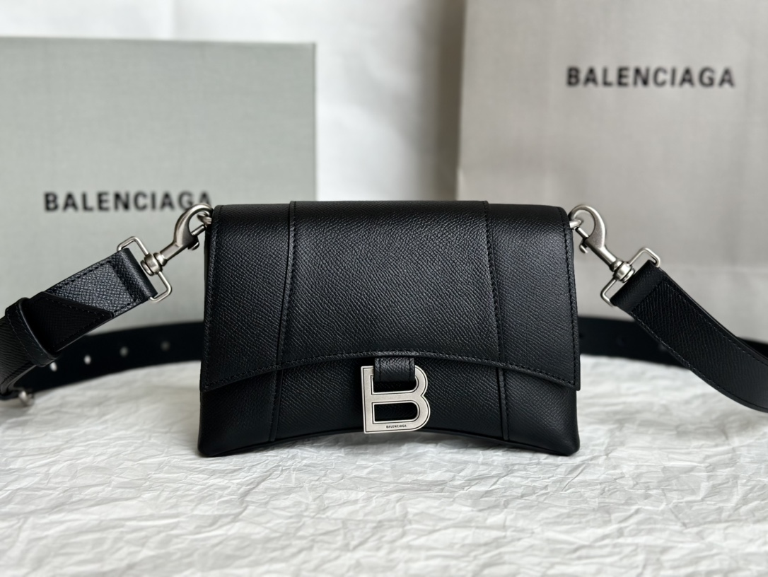20CM Balenciag 巴黎世家 Downtown 沙漏 标志性浮雕品牌 可调节 牛皮 单肩 斜挎 手提包  男款 黑色银扣 7364712AABJ1000