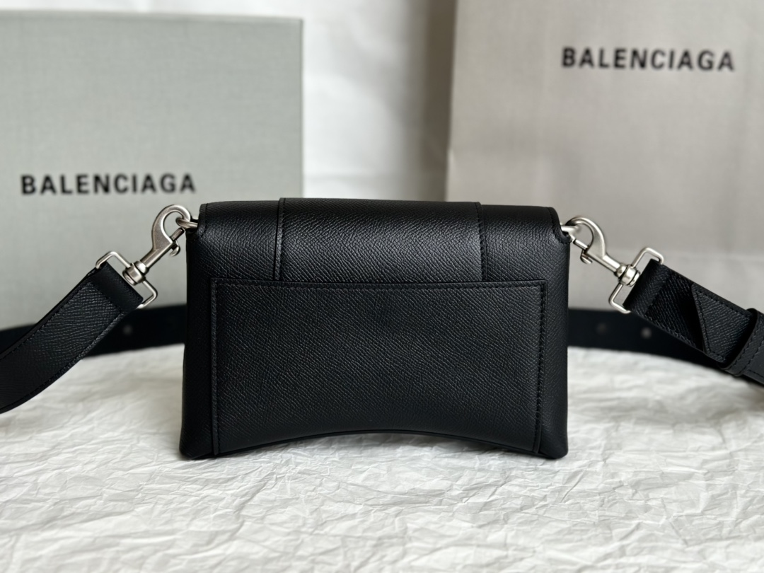20CM Balenciag 巴黎世家 Downtown 沙漏 标志性浮雕品牌 可调节 牛皮 单肩 斜挎 手提包  男款 黑色银扣 7364712AABJ1000