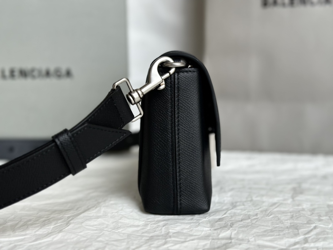 20CM Balenciag 巴黎世家 Downtown 沙漏 标志性浮雕品牌 可调节 牛皮 单肩 斜挎 手提包  男款 黑色银扣 7364712AABJ1000
