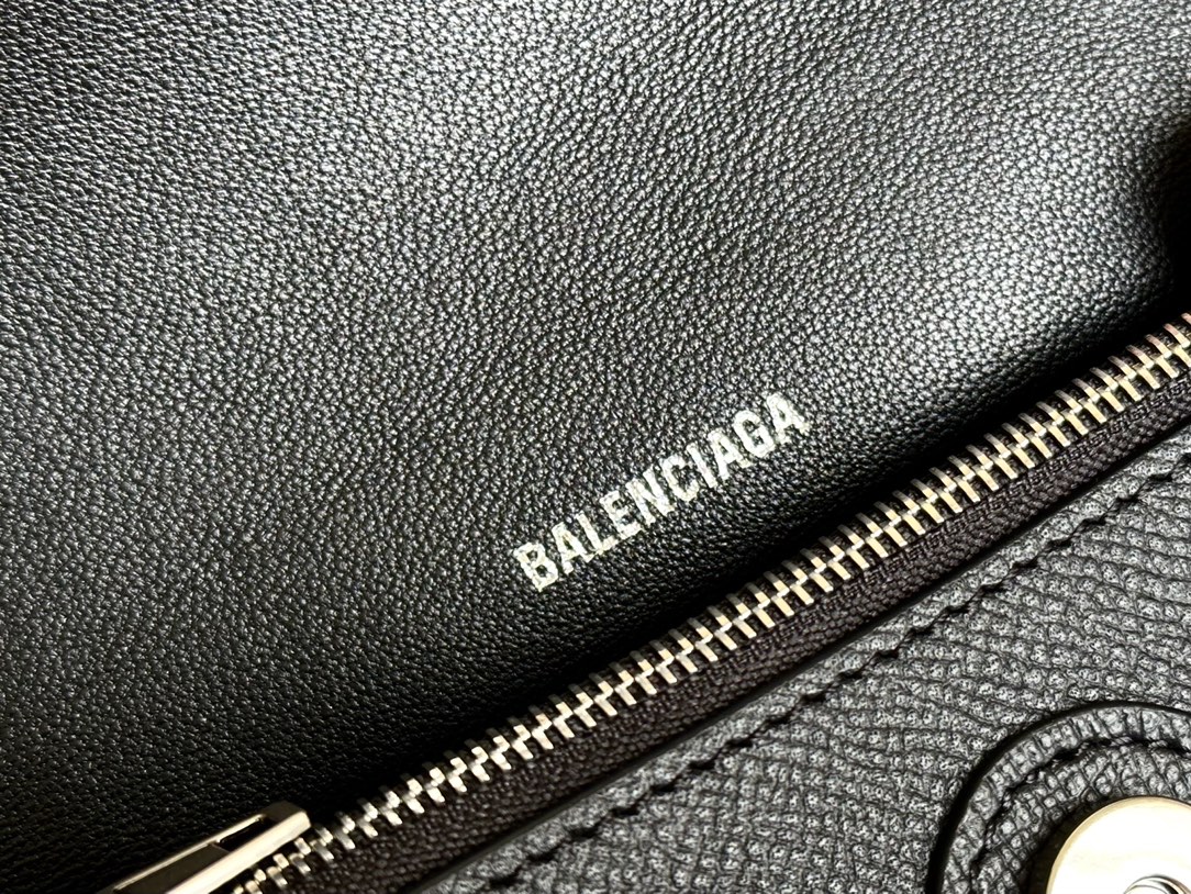 20CM Balenciag 巴黎世家 Downtown 沙漏 标志性浮雕品牌 可调节 牛皮 单肩 斜挎 手提包  男款 黑色银扣 7364712AABJ1000