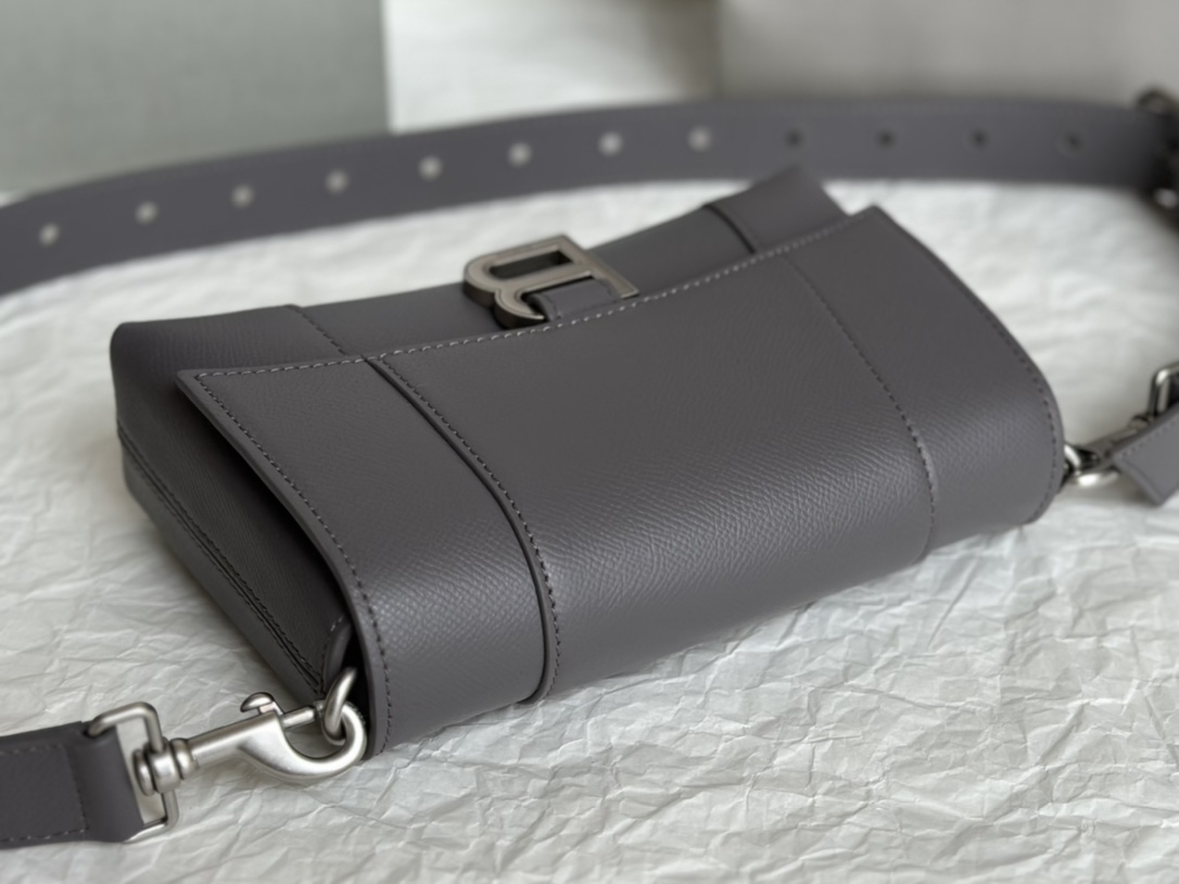 20CM Balenciag 巴黎世家 Downtown 沙漏 标志性浮雕品牌 可调节 牛皮 单肩 斜挎 手提包  男款 灰色银扣 7364712AABJ1404