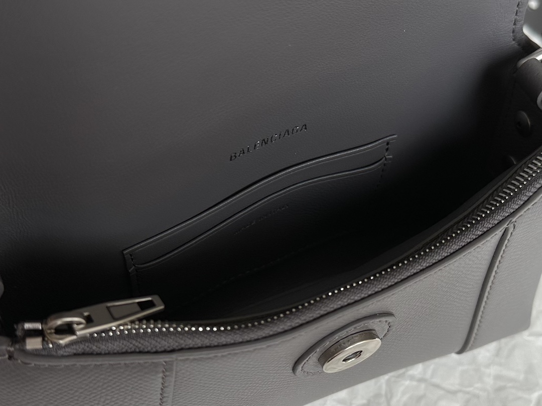 20CM Balenciag 巴黎世家 Downtown 沙漏 标志性浮雕品牌 可调节 牛皮 单肩 斜挎 手提包  男款 灰色银扣 7364712AABJ1404