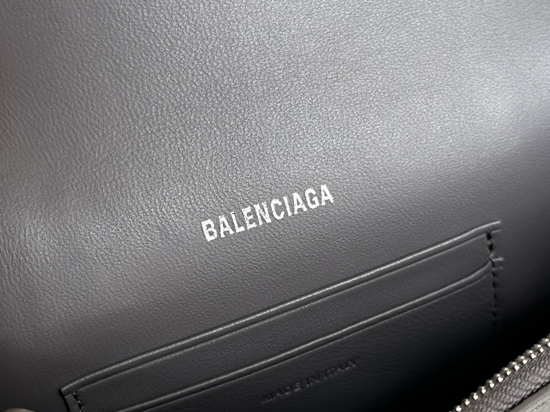 20CM Balenciag 巴黎世家 Downtown 沙漏 标志性浮雕品牌 可调节 牛皮 单肩 斜挎 手提包  男款 灰色银扣 7364712AABJ1404