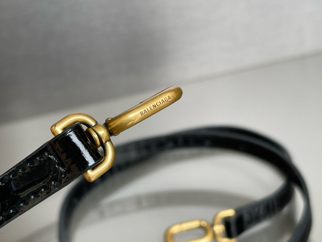 23CM Balenciag 巴黎世家 𝗛𝗼𝘂𝗿𝗴𝗹𝗮𝘀𝘀 沙漏 标志性浮雕品牌 可调节 牛皮 单肩 斜挎 手提包 女款 黑色鳄鱼纹 5935461LRGM1000