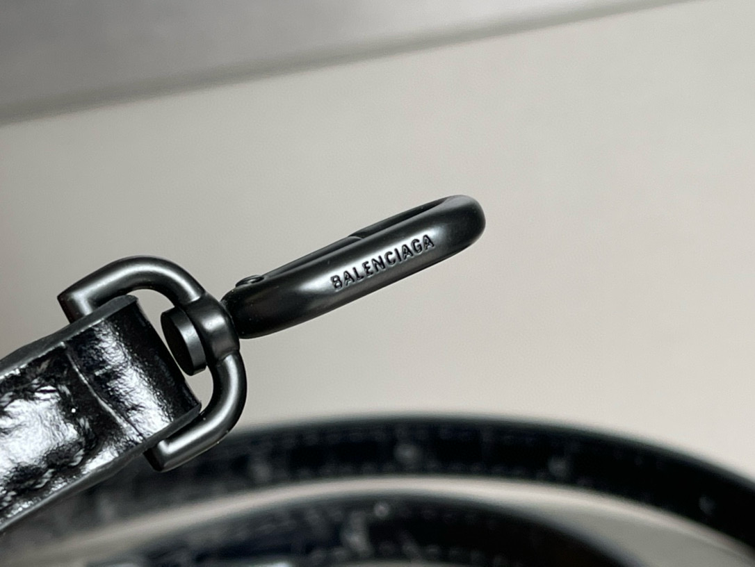 23CM Balenciag 巴黎世家 𝗛𝗼𝘂𝗿𝗴𝗹𝗮𝘀𝘀 沙漏 标志性浮雕品牌 可调节 牛皮 单肩 斜挎 手提包 女款 黑色黑扣 鳄鱼纹  5935461LR671000