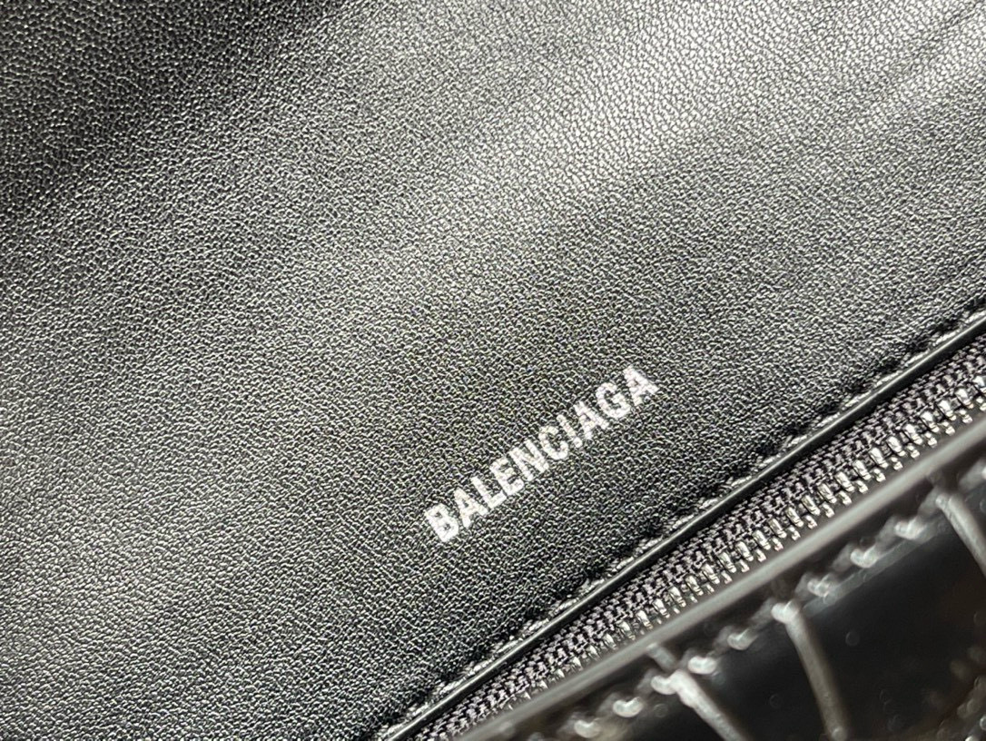 23CM Balenciag 巴黎世家 𝗛𝗼𝘂𝗿𝗴𝗹𝗮𝘀𝘀 沙漏 标志性浮雕品牌 可调节 牛皮 单肩 斜挎 手提包 女款 黑色黑扣 鳄鱼纹  5935461LR671000