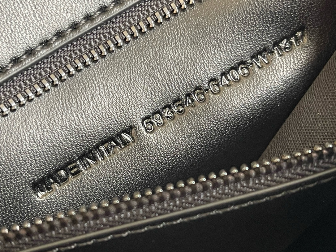 23CM Balenciag 巴黎世家 𝗛𝗼𝘂𝗿𝗴𝗹𝗮𝘀𝘀 沙漏 标志性浮雕品牌 可调节 牛皮 单肩 斜挎 手提包 女款 黑色黑扣 鳄鱼纹  5935461LR671000