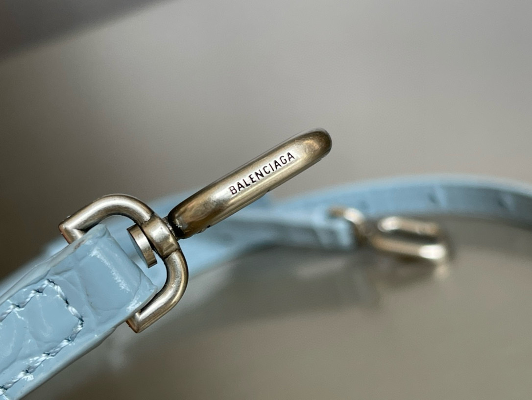 23CM Balenciag 巴黎世家 𝗛𝗼𝘂𝗿𝗴𝗹𝗮𝘀𝘀 沙漏 标志性浮雕品牌 可调节 牛皮 单肩 斜挎 手提包 女款 灰蓝色鳄鱼纹 5935461LR6Y4712