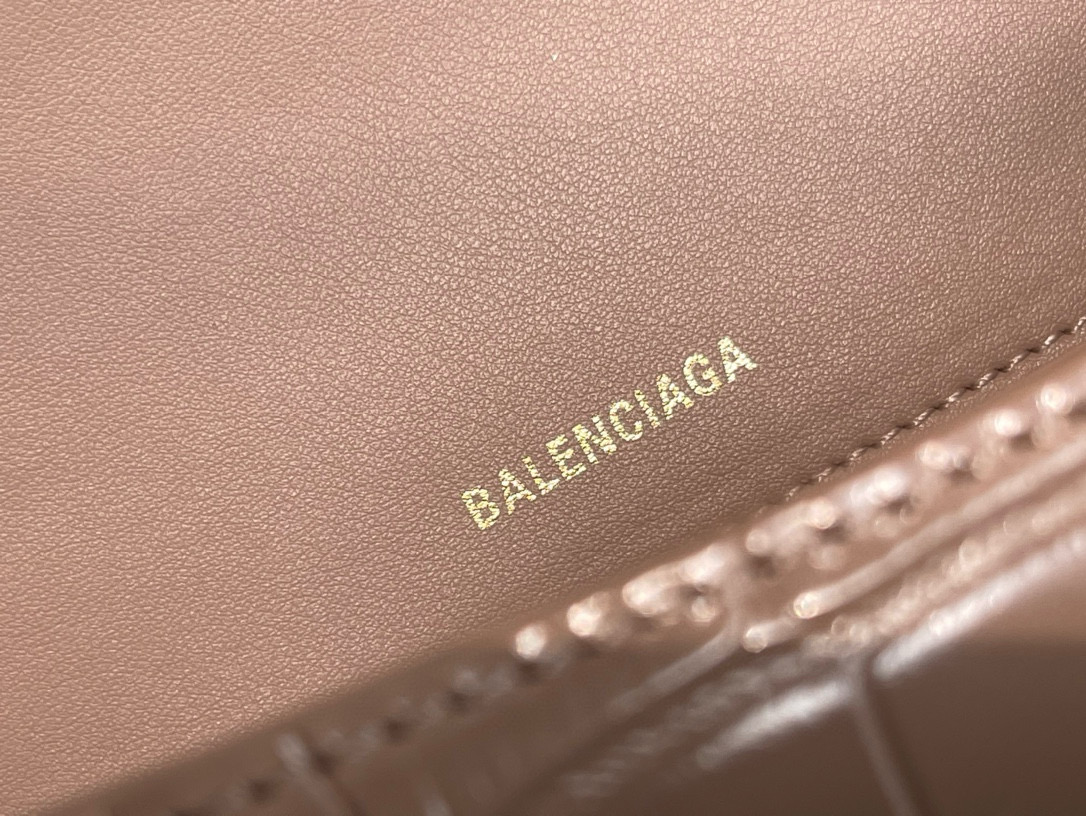 23CM Balenciag 巴黎世家 𝗛𝗼𝘂𝗿𝗴𝗹𝗮𝘀𝘀 沙漏 标志性浮雕品牌 可调节 牛皮 单肩 斜挎 手提包 女款 裸粉色鳄鱼纹  5935461LRGM6310