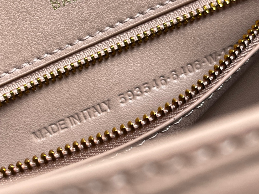 23CM Balenciag 巴黎世家 𝗛𝗼𝘂𝗿𝗴𝗹𝗮𝘀𝘀 沙漏 标志性浮雕品牌 可调节 牛皮 单肩 斜挎 手提包 女款 裸粉色鳄鱼纹  5935461LRGM6310