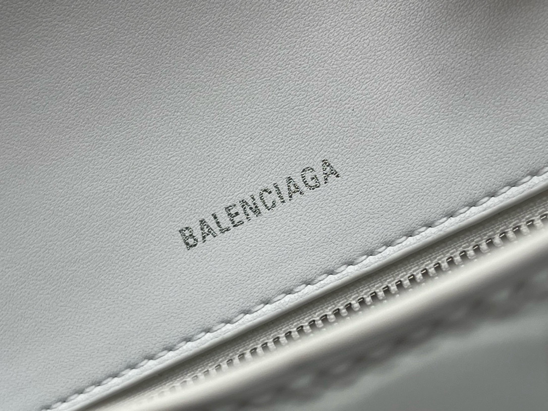 23CM Balenciag 巴黎世家 𝗛𝗼𝘂𝗿𝗴𝗹𝗮𝘀𝘀 沙漏 标志性浮雕品牌 可调节 牛皮 单肩 斜挎 手提包 女款 白色鳄鱼纹   6449731LR6Y9016U