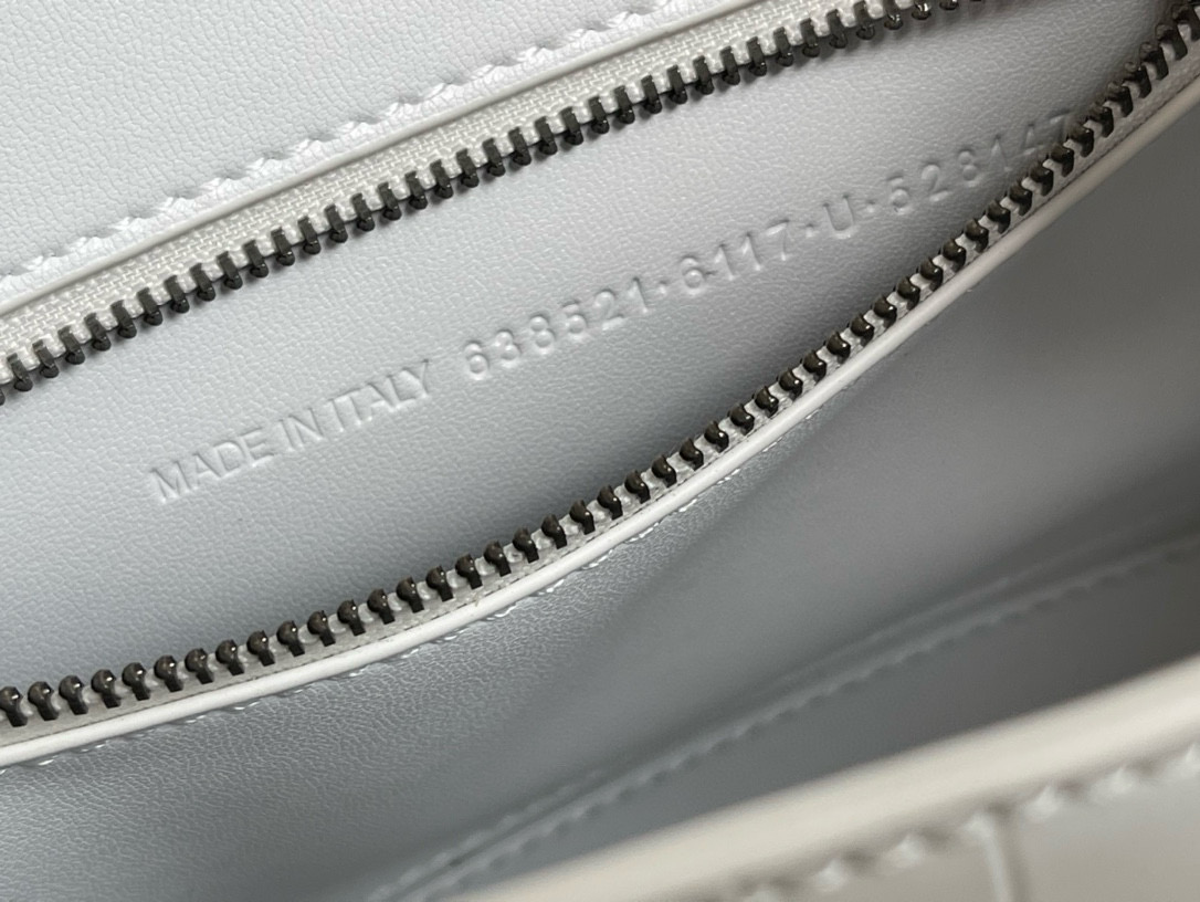 23CM Balenciag 巴黎世家 𝗛𝗼𝘂𝗿𝗴𝗹𝗮𝘀𝘀 沙漏 标志性浮雕品牌 可调节 牛皮 单肩 斜挎 手提包 女款 白色鳄鱼纹   6449731LR6Y9016U