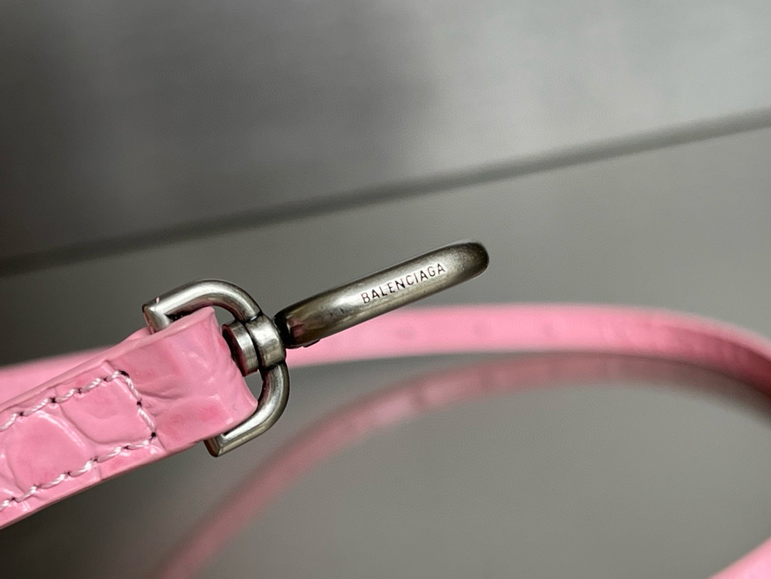23CM Balenciag 巴黎世家 𝗛𝗼𝘂𝗿𝗴𝗹𝗮𝘀𝘀 沙漏 标志性浮雕品牌 可调节 牛皮 单肩 斜挎 手提包 女款 粉色鳄鱼纹   5935461LR6Y5812