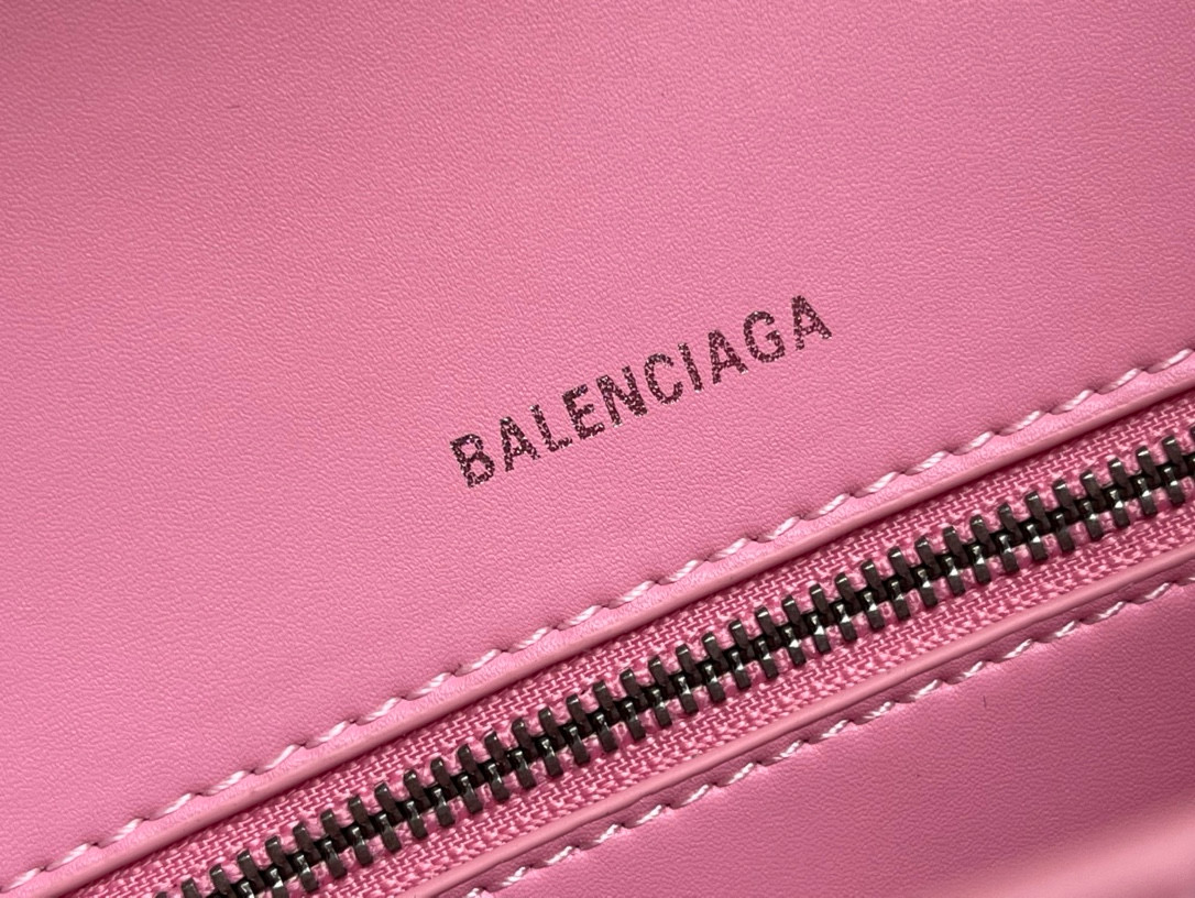 23CM Balenciag 巴黎世家 𝗛𝗼𝘂𝗿𝗴𝗹𝗮𝘀𝘀 沙漏 标志性浮雕品牌 可调节 牛皮 单肩 斜挎 手提包 女款 粉色鳄鱼纹   5935461LR6Y5812