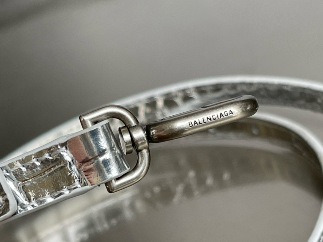 23CM Balenciag 巴黎世家 𝗛𝗼𝘂𝗿𝗴𝗹𝗮𝘀𝘀 沙漏 标志性浮雕品牌 可调节 牛皮 单肩 斜挎 手提包 女款 银色鳄鱼纹 