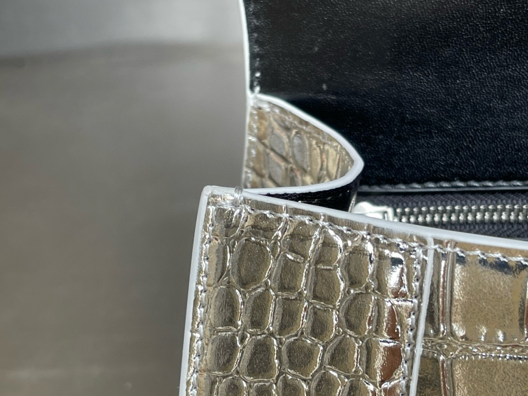 23CM Balenciag 巴黎世家 𝗛𝗼𝘂𝗿𝗴𝗹𝗮𝘀𝘀 沙漏 标志性浮雕品牌 可调节 牛皮 单肩 斜挎 手提包 女款 银色鳄鱼纹 