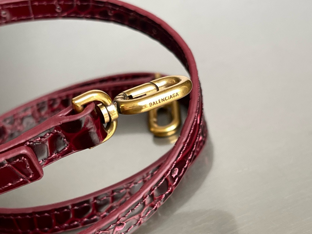 23CM Balenciag 巴黎世家 𝗛𝗼𝘂𝗿𝗴𝗹𝗮𝘀𝘀 沙漏 标志性浮雕品牌 可调节 牛皮 单肩 斜挎 手提包 女款 酒红鳄鱼纹 5935461LRGM6211