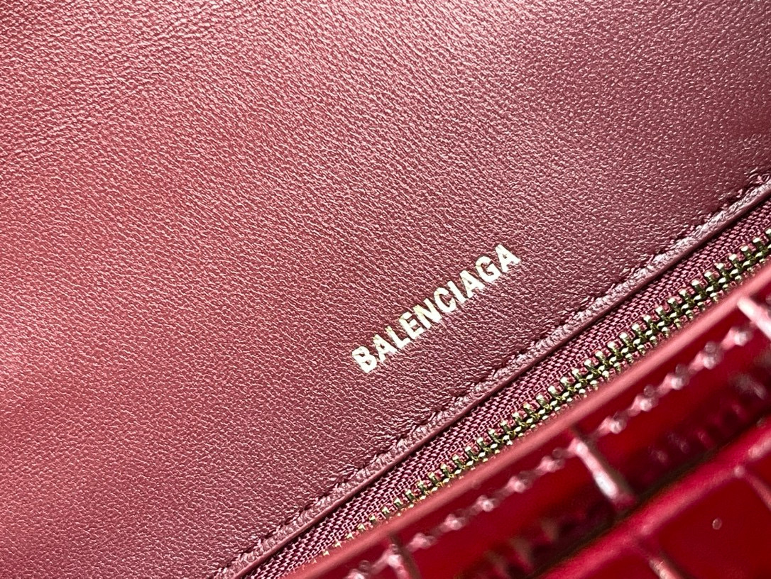 23CM Balenciag 巴黎世家 𝗛𝗼𝘂𝗿𝗴𝗹𝗮𝘀𝘀 沙漏 标志性浮雕品牌 可调节 牛皮 单肩 斜挎 手提包 女款 酒红鳄鱼纹 5935461LRGM6211