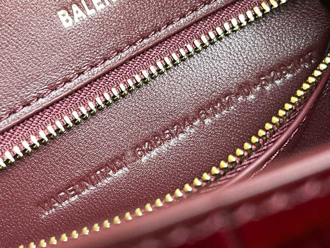 23CM Balenciag 巴黎世家 𝗛𝗼𝘂𝗿𝗴𝗹𝗮𝘀𝘀 沙漏 标志性浮雕品牌 可调节 牛皮 单肩 斜挎 手提包 女款 酒红鳄鱼纹 5935461LRGM6211