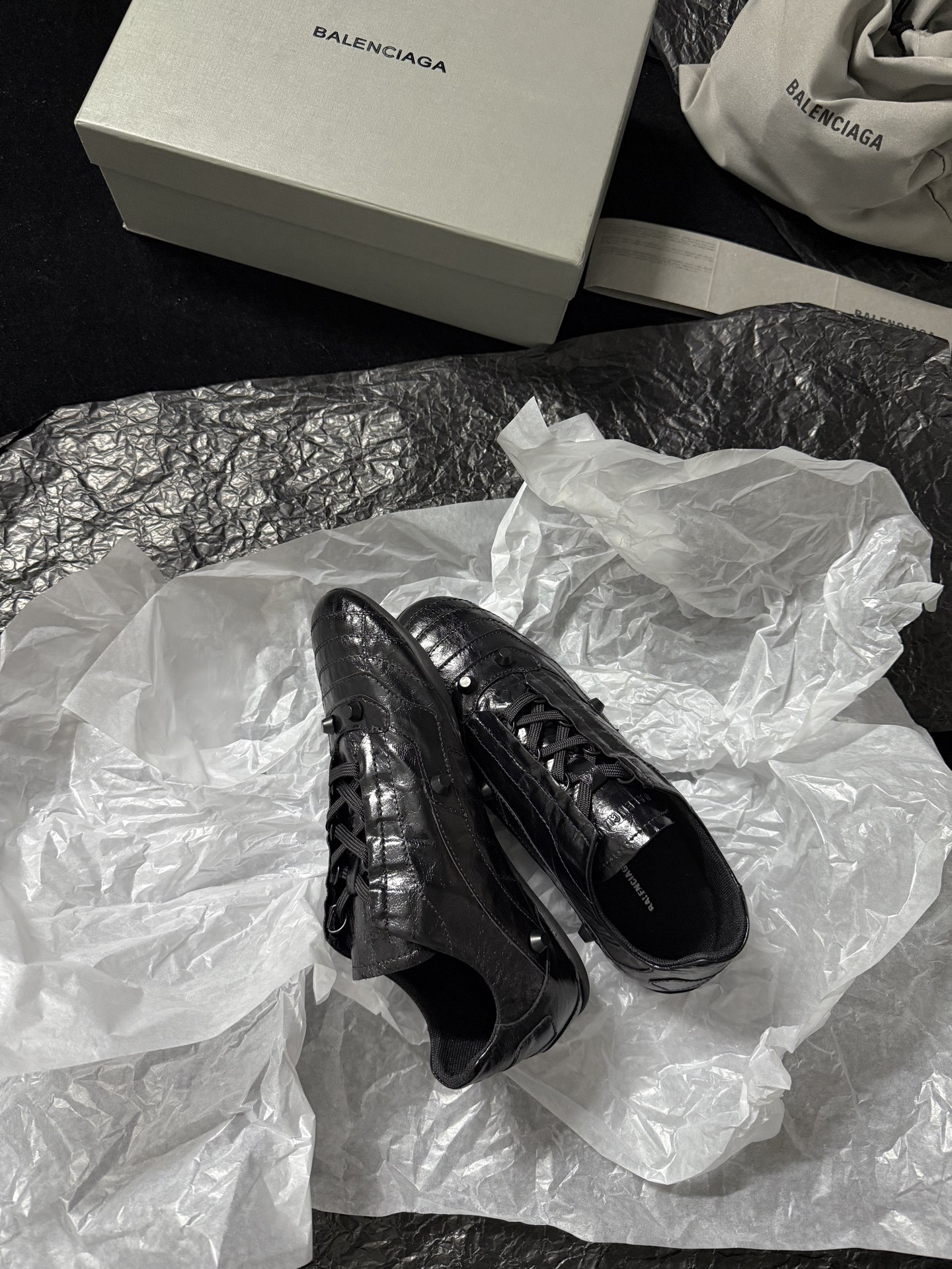  Balenciaga 巴黎世家 CITY 低筒 羊皮革 平底系带  生活休闲鞋 男女同款 C0黑 856693WZENC1080