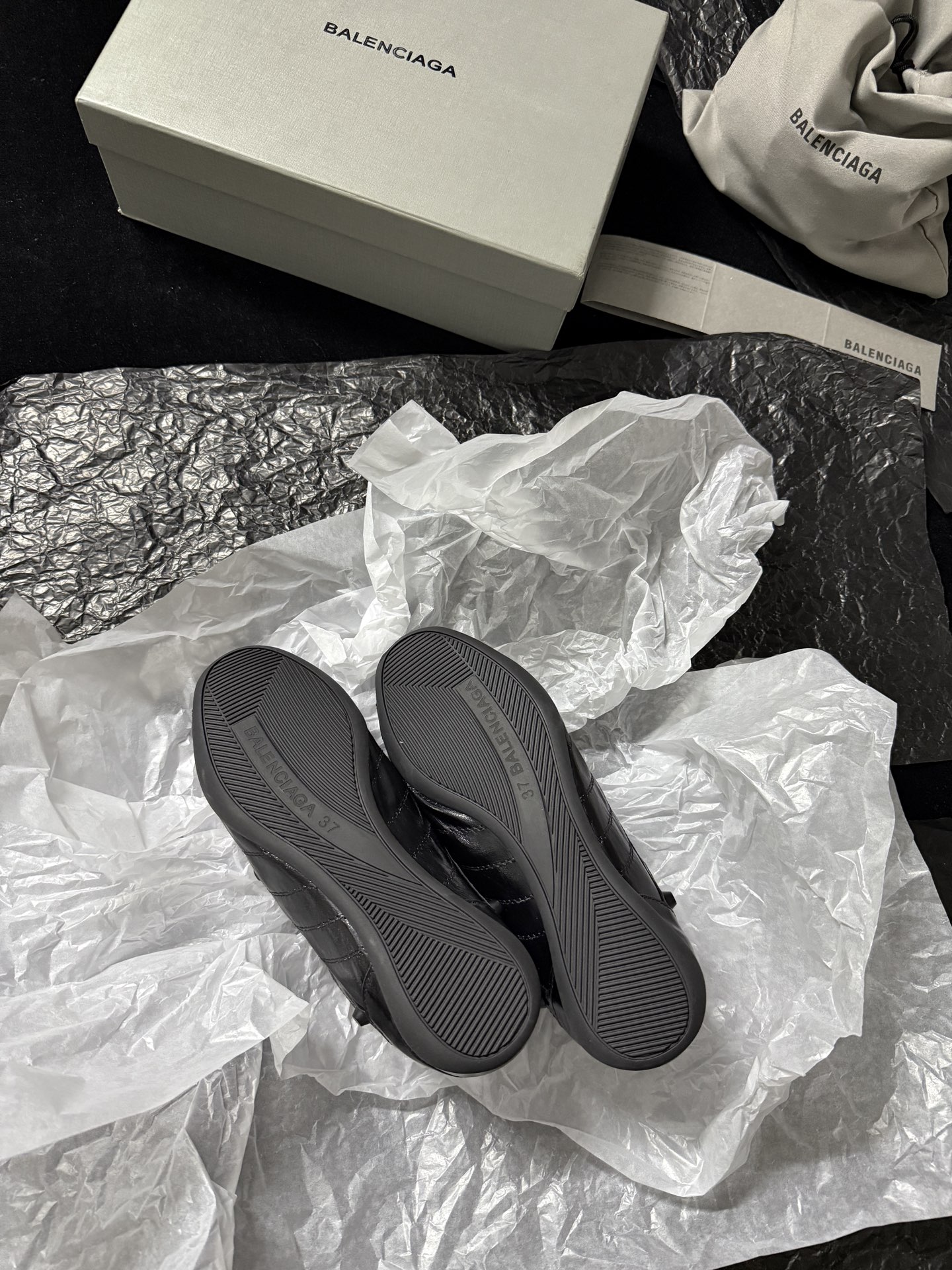  Balenciaga 巴黎世家 CITY 低筒 羊皮革 平底系带  生活休闲鞋 男女同款 C0黑 856693WZENC1080