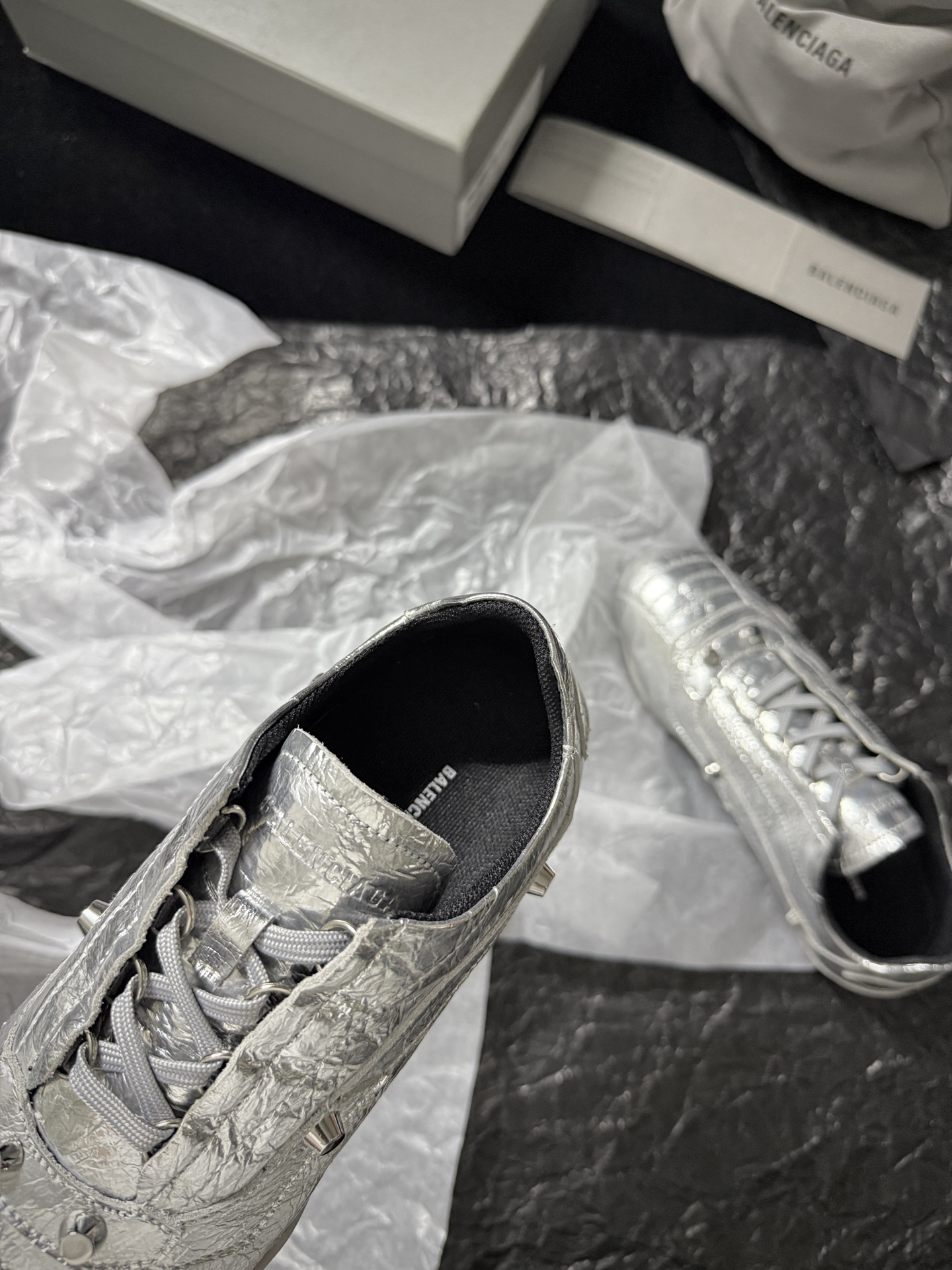 Balenciaga 巴黎世家 CITY 低筒 羊皮革 平底系带  生活休闲鞋 男女同款 C0银856693WZCYL8800