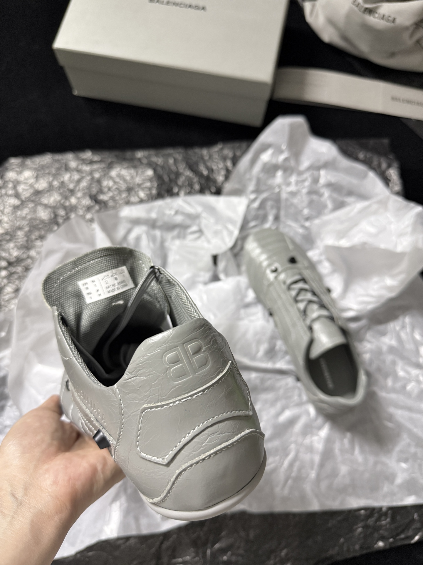 Balenciaga 巴黎世家 CITY 低筒 羊皮革 平底系带  生活休闲鞋 男女同款 C0灰 856694WZENC1013