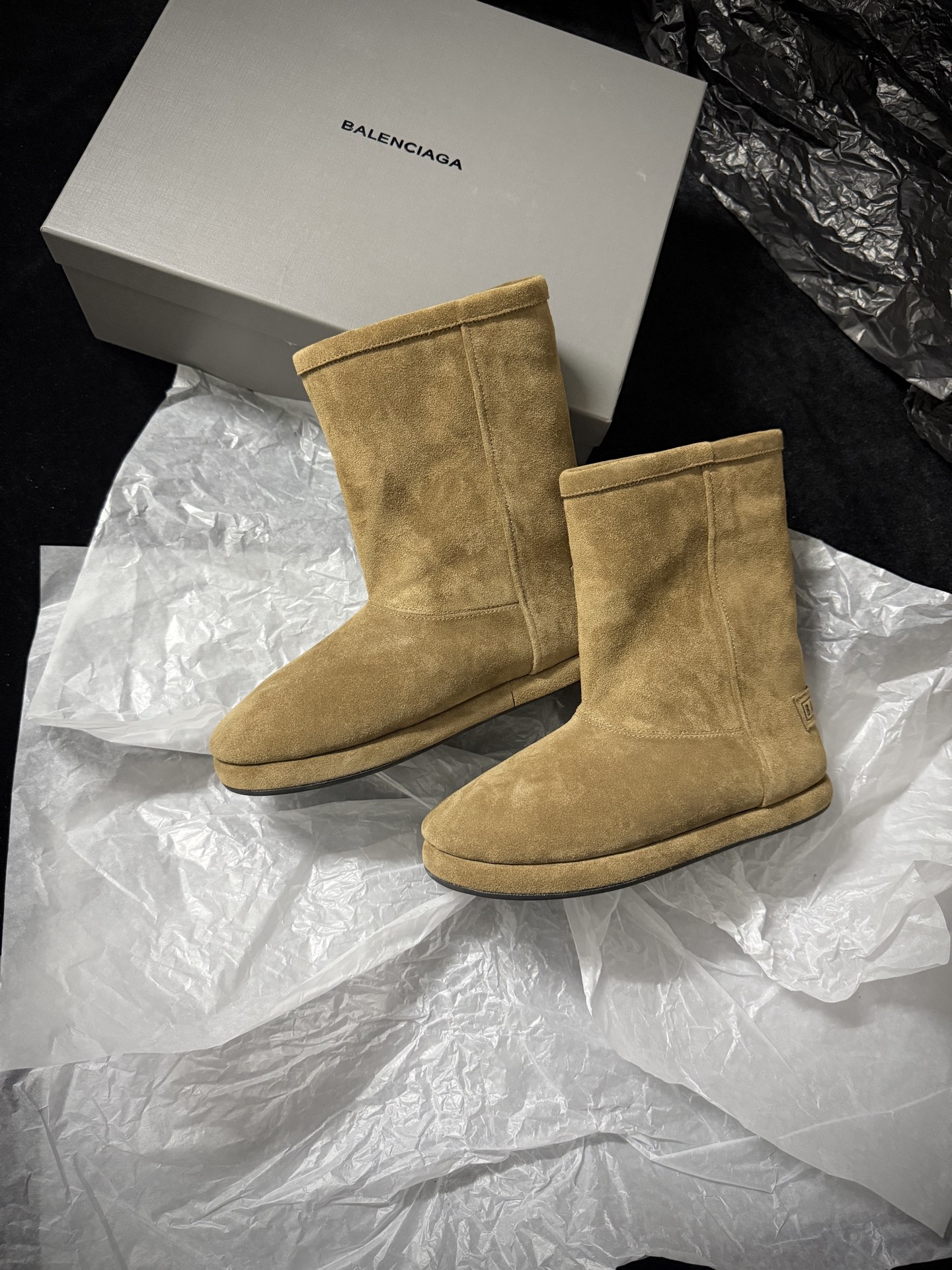 Balenciaga 巴黎世家 Alaska 圆头套筒 短筒 雪地靴 女款 C0棕色  820327WBFC12200