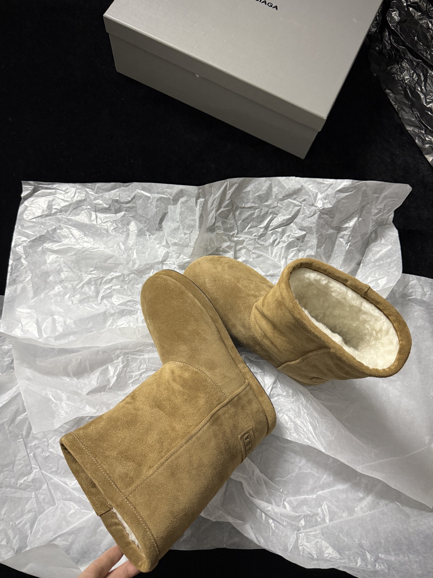 Balenciaga 巴黎世家 Alaska 圆头套筒 短筒 雪地靴 女款 C0棕色  820327WBFC12200