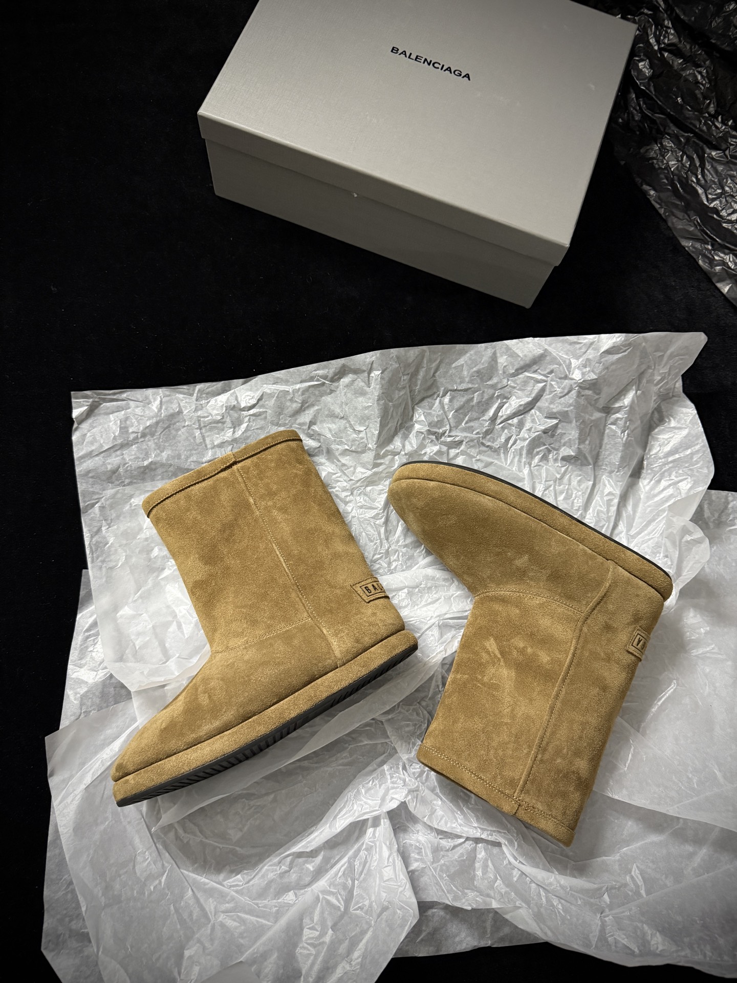 Balenciaga 巴黎世家 Alaska 圆头套筒 短筒 雪地靴 女款 C0棕色  820327WBFC12200