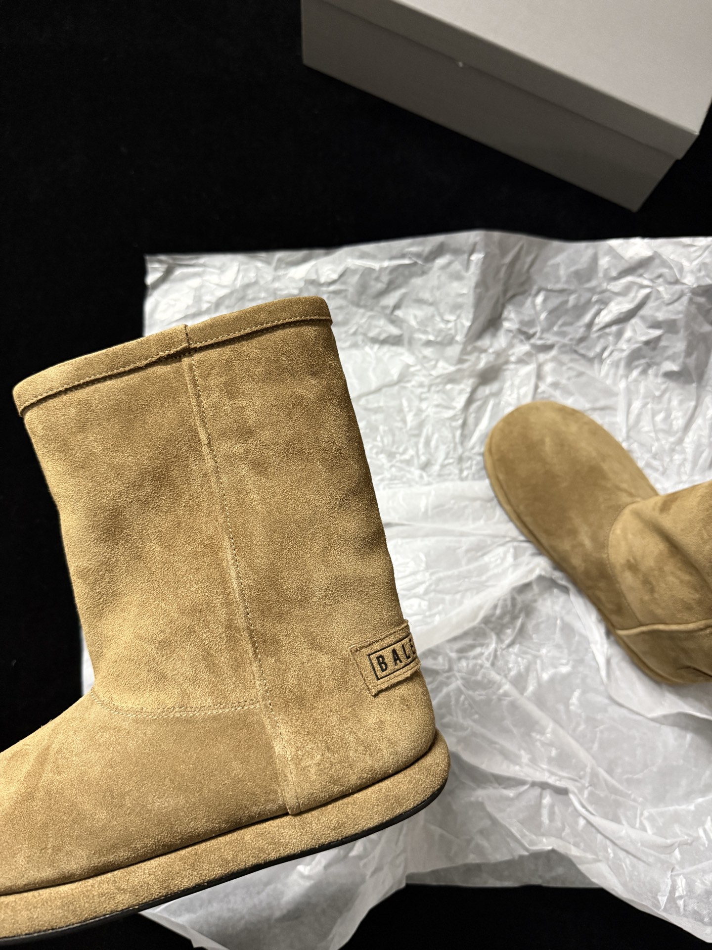 Balenciaga 巴黎世家 Alaska 圆头套筒 短筒 雪地靴 女款 C0棕色  820327WBFC12200