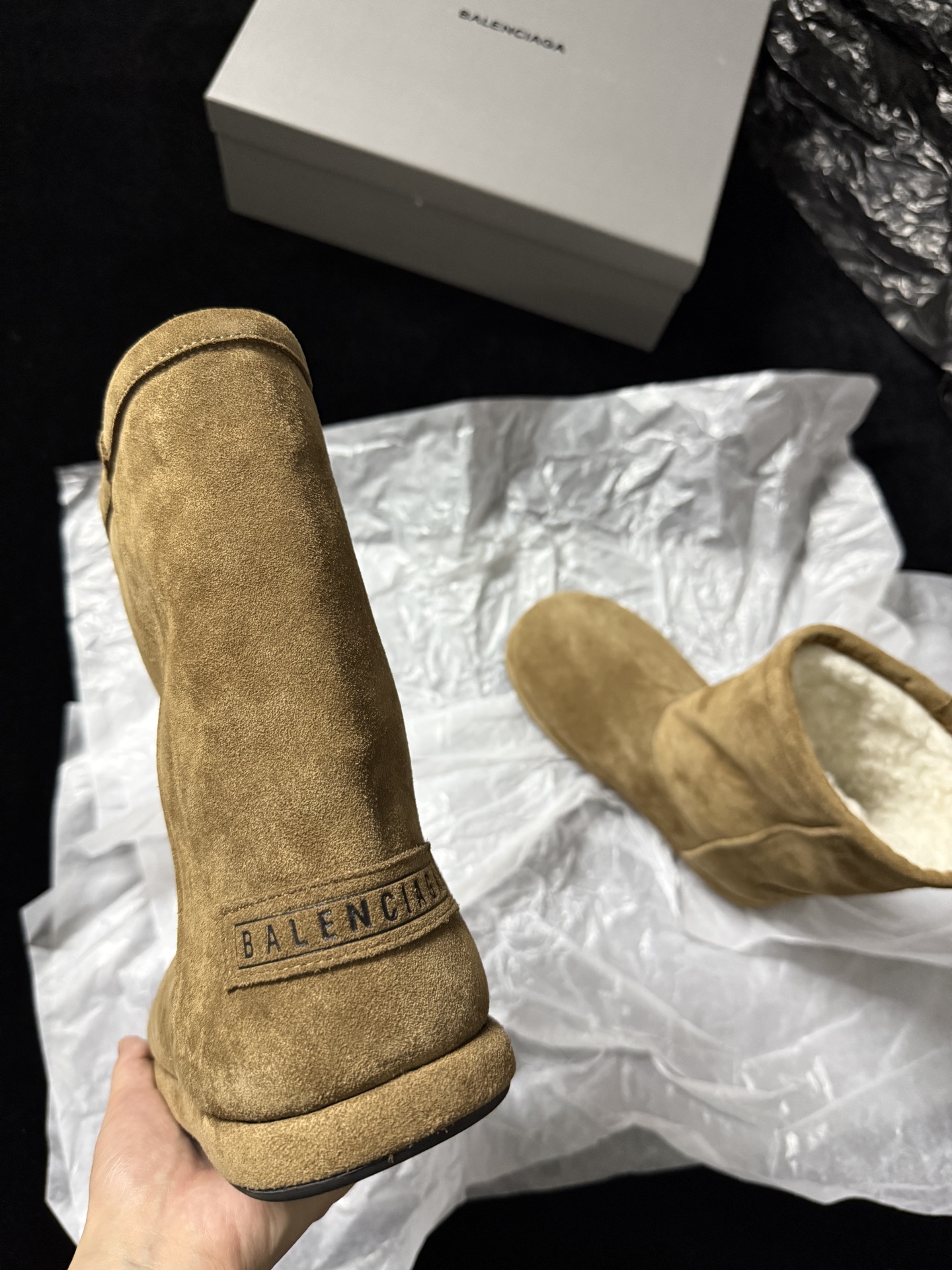 Balenciaga 巴黎世家 Alaska 圆头套筒 短筒 雪地靴 女款 C0棕色  820327WBFC12200