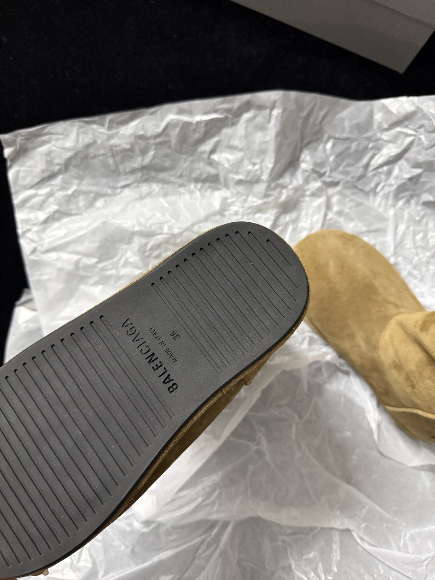 Balenciaga 巴黎世家 Alaska 圆头套筒 短筒 雪地靴 女款 C0棕色  820327WBFC12200