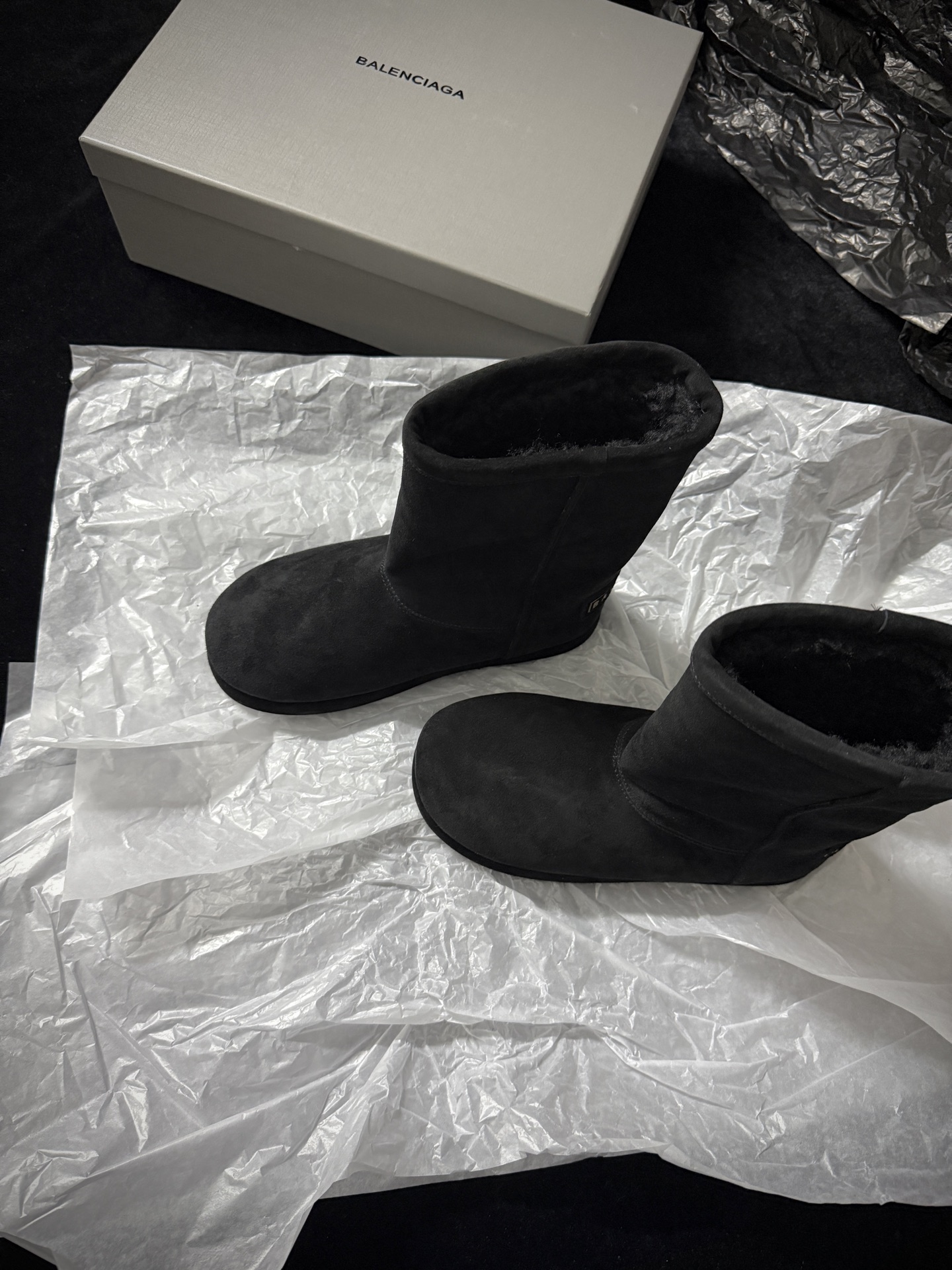 Balenciaga 巴黎世家 Alaska 圆头套筒 短筒 雪地靴 女款 C0黑色