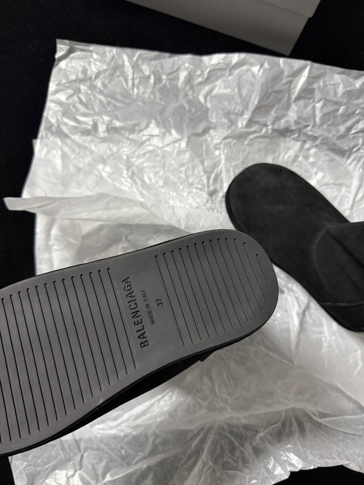 Balenciaga 巴黎世家 Alaska 圆头套筒 短筒 雪地靴 女款 C0黑色