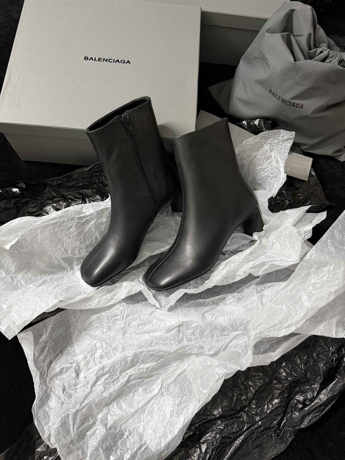 Balenciaga 巴黎世家 Alaska 圆头套筒 短筒 雪地靴 女款 C0黑色