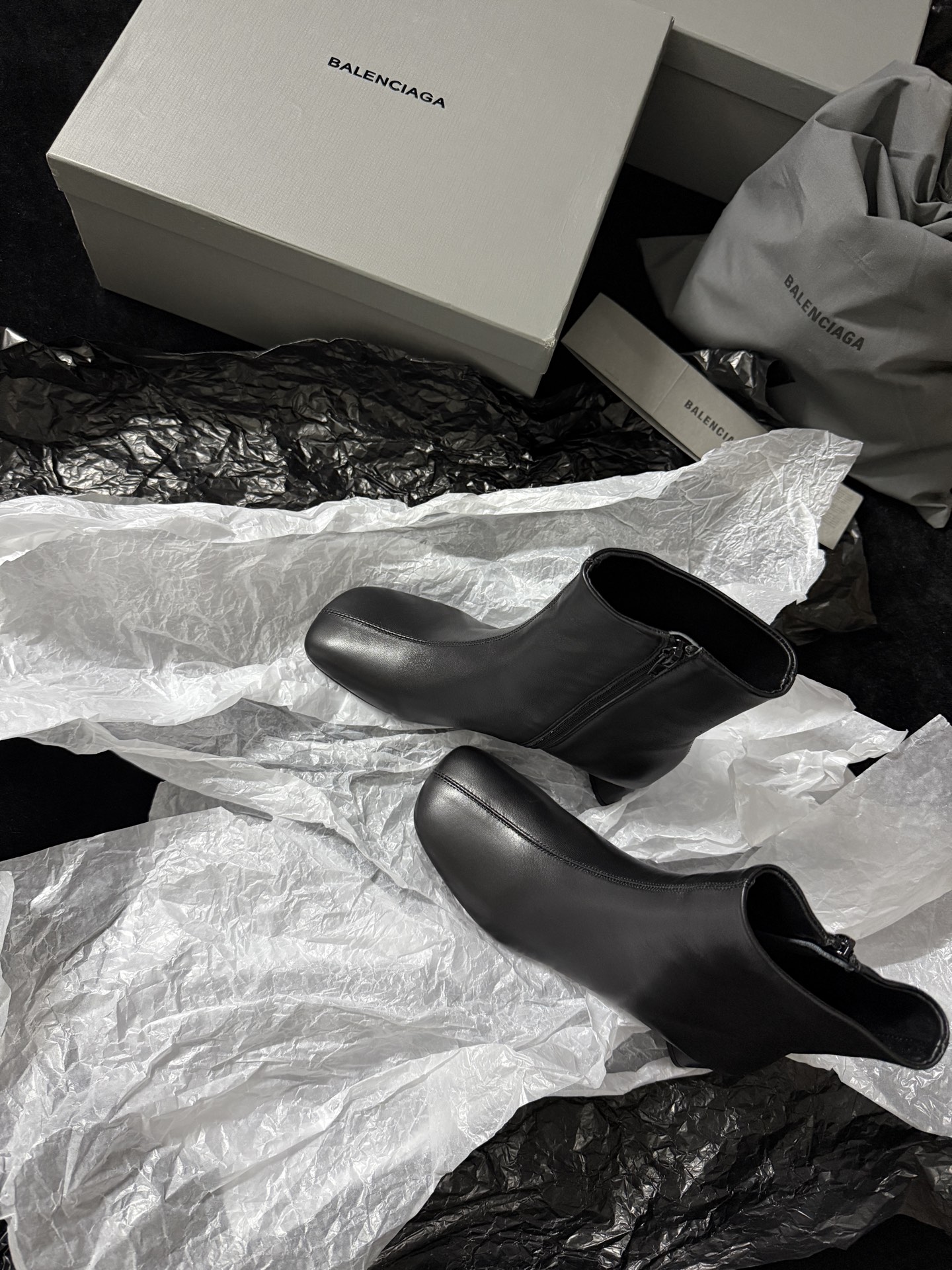 Balenciaga 巴黎世家 Alaska 圆头套筒 短筒 雪地靴 女款 C0黑色