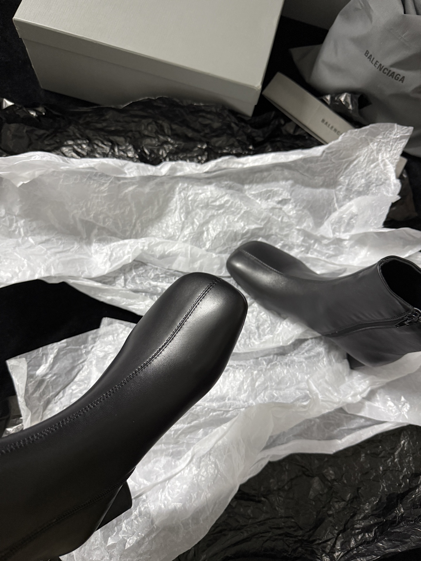 Balenciaga 巴黎世家 Alaska 圆头套筒 短筒 雪地靴 女款 C0黑色