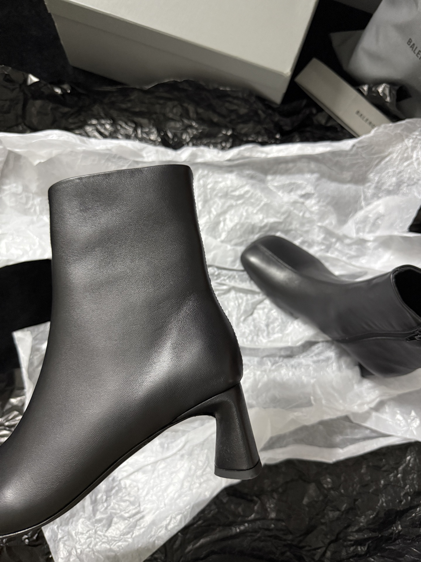 Balenciaga 巴黎世家 Alaska 圆头套筒 短筒 雪地靴 女款 C0黑色