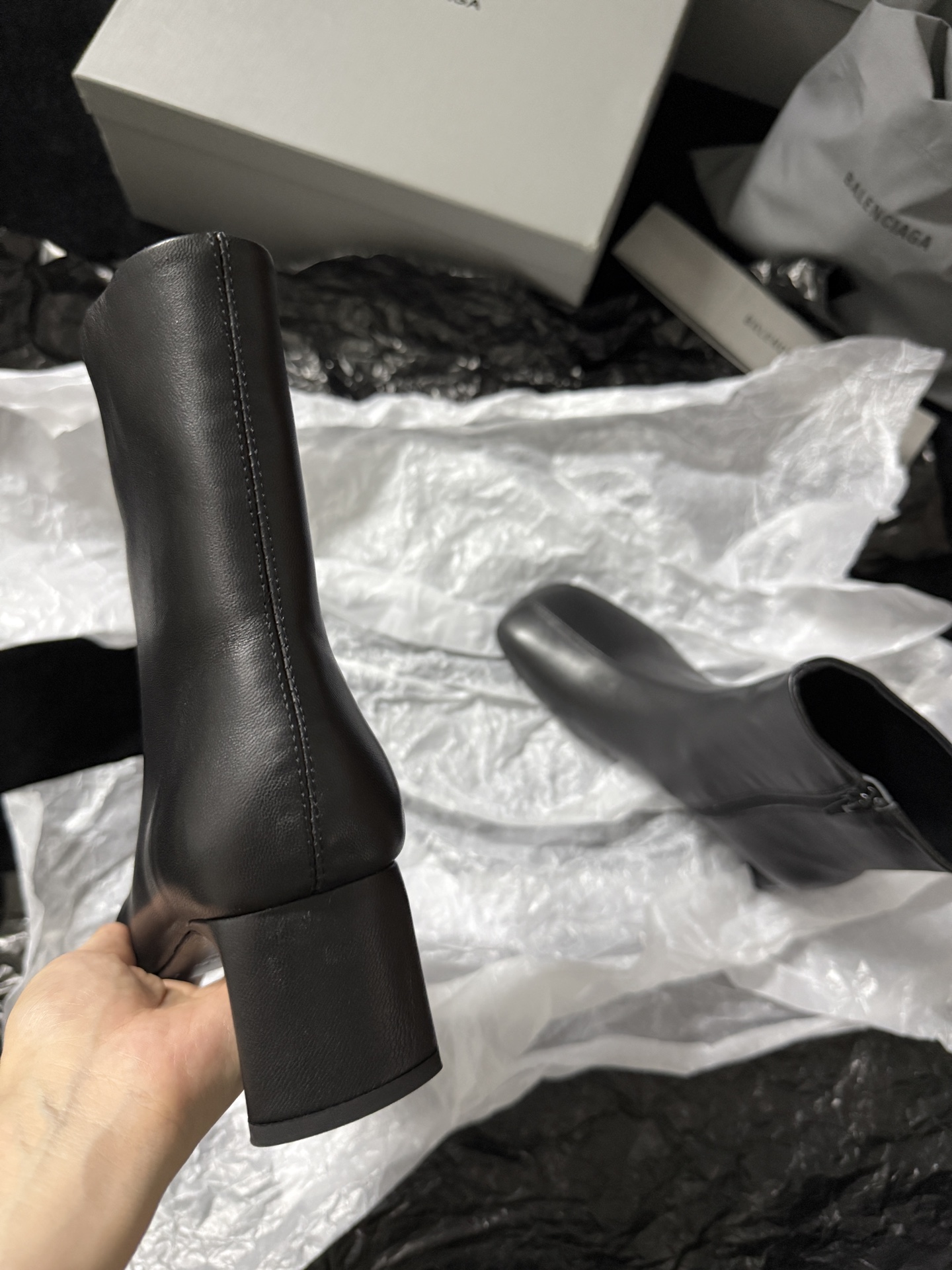 Balenciaga 巴黎世家 Alaska 圆头套筒 短筒 雪地靴 女款 C0黑色