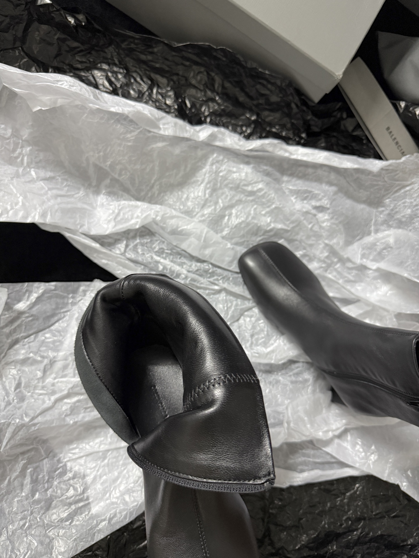 Balenciaga 巴黎世家 Alaska 圆头套筒 短筒 雪地靴 女款 C0黑色