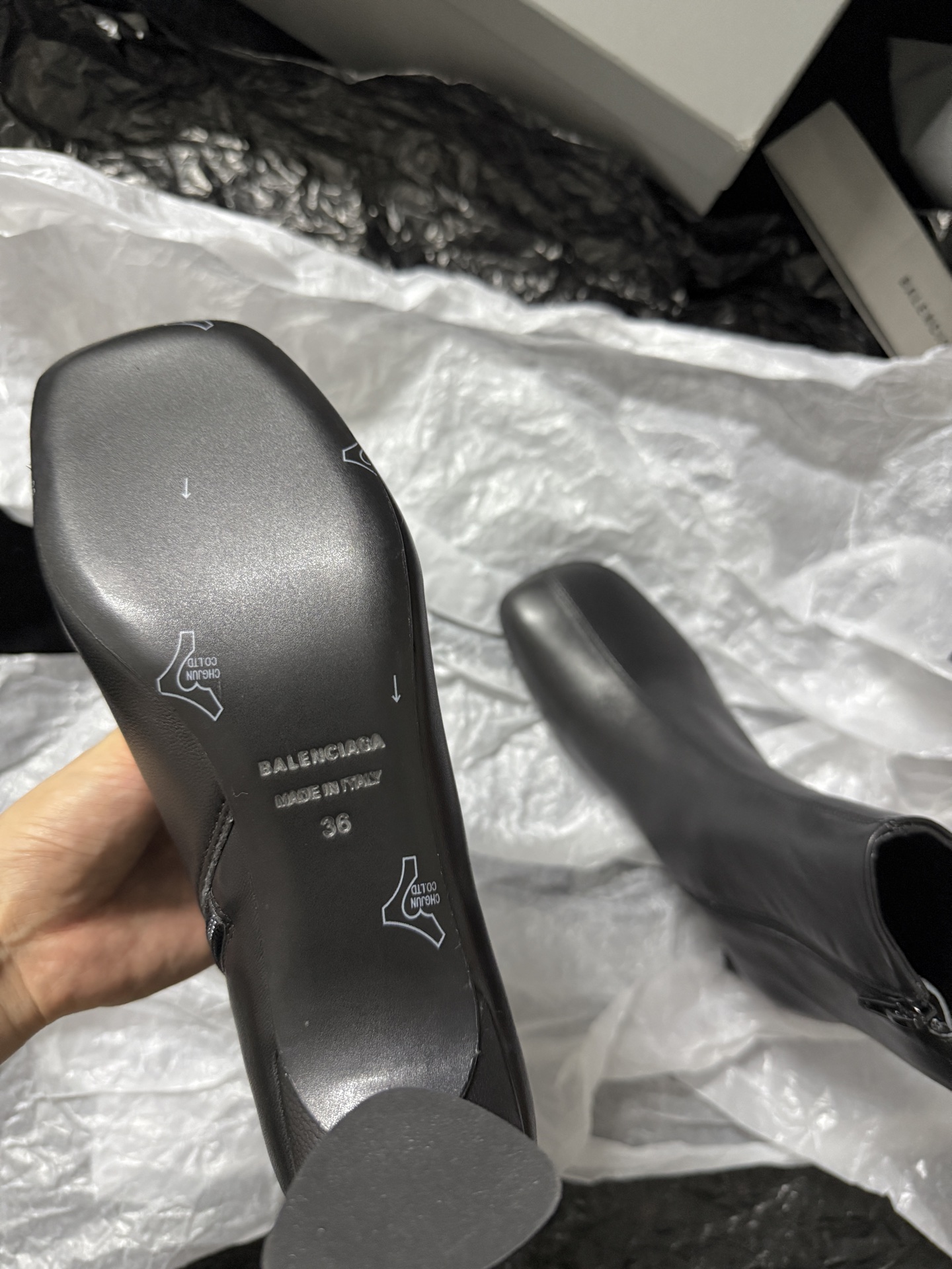 Balenciaga 巴黎世家 Alaska 圆头套筒 短筒 雪地靴 女款 C0黑色