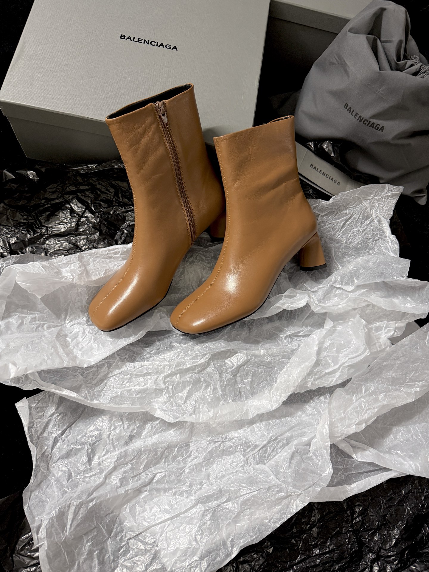 Balenciaga 巴黎世家 Alaska 圆头套筒 短筒 雪地靴 女款 C0棕色