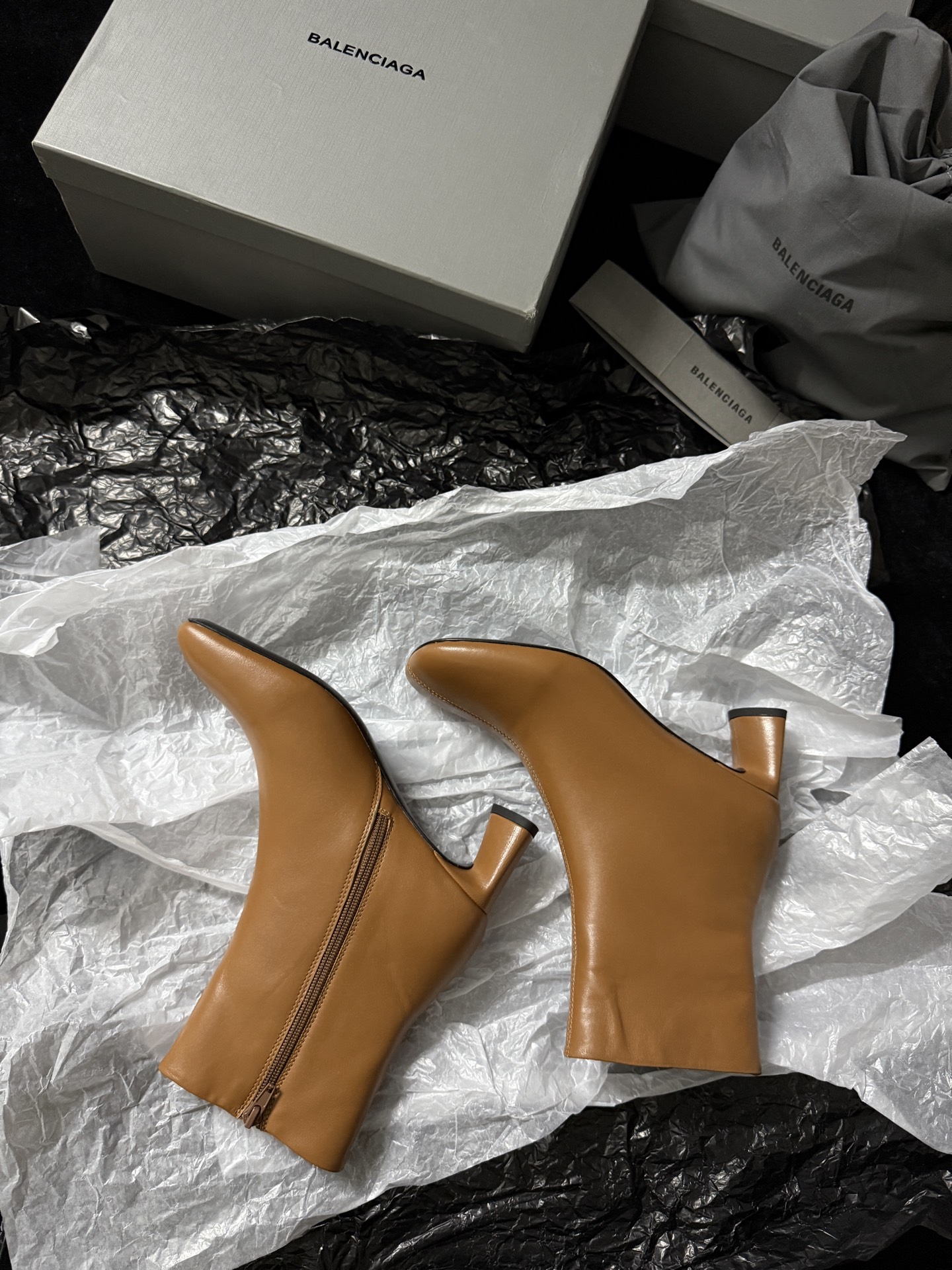 Balenciaga 巴黎世家 Alaska 圆头套筒 短筒 雪地靴 女款 C0棕色