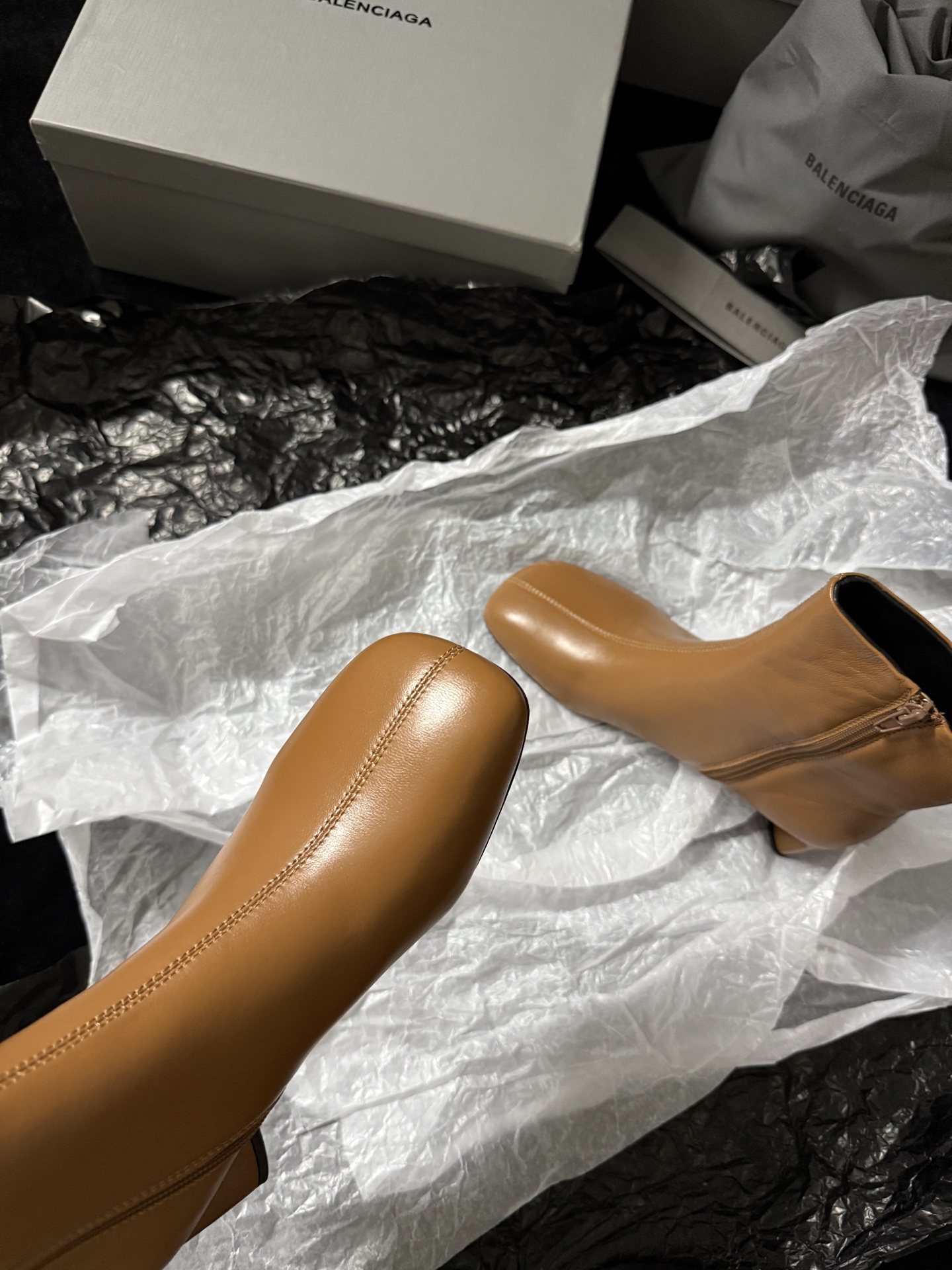 Balenciaga 巴黎世家 Alaska 圆头套筒 短筒 雪地靴 女款 C0棕色