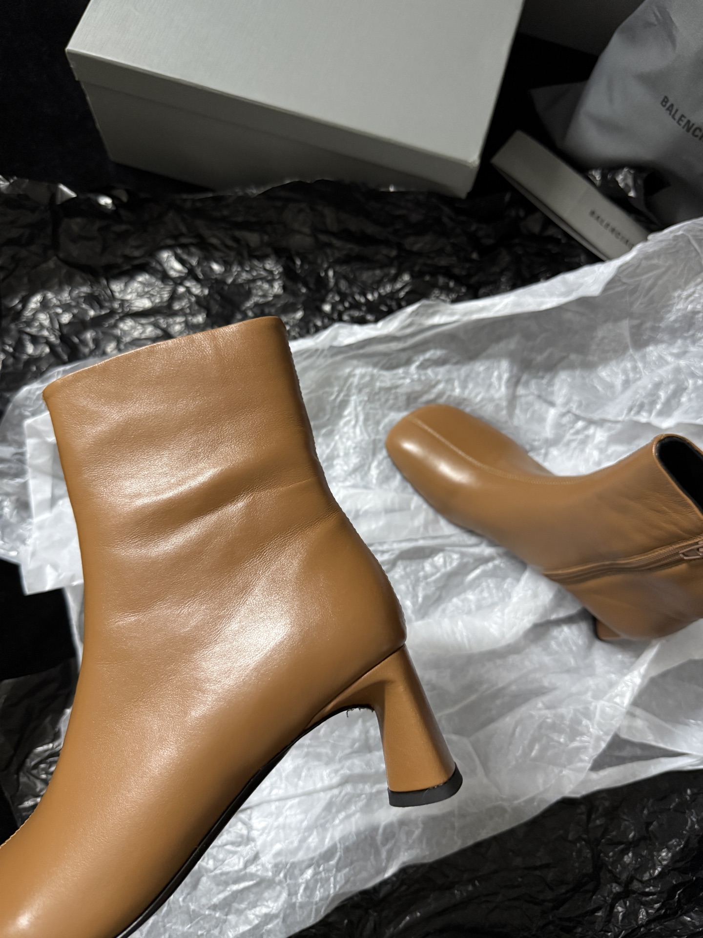 Balenciaga 巴黎世家 Alaska 圆头套筒 短筒 雪地靴 女款 C0棕色