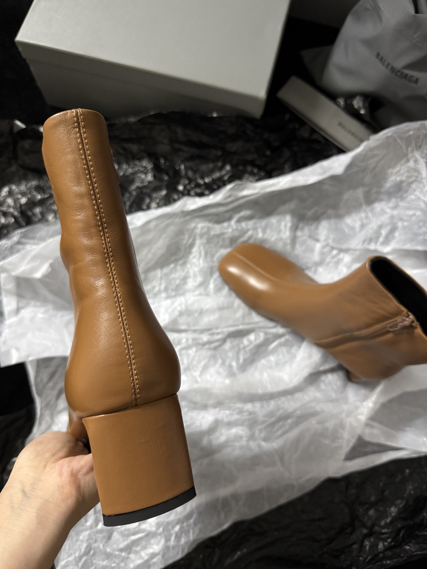 Balenciaga 巴黎世家 Alaska 圆头套筒 短筒 雪地靴 女款 C0棕色