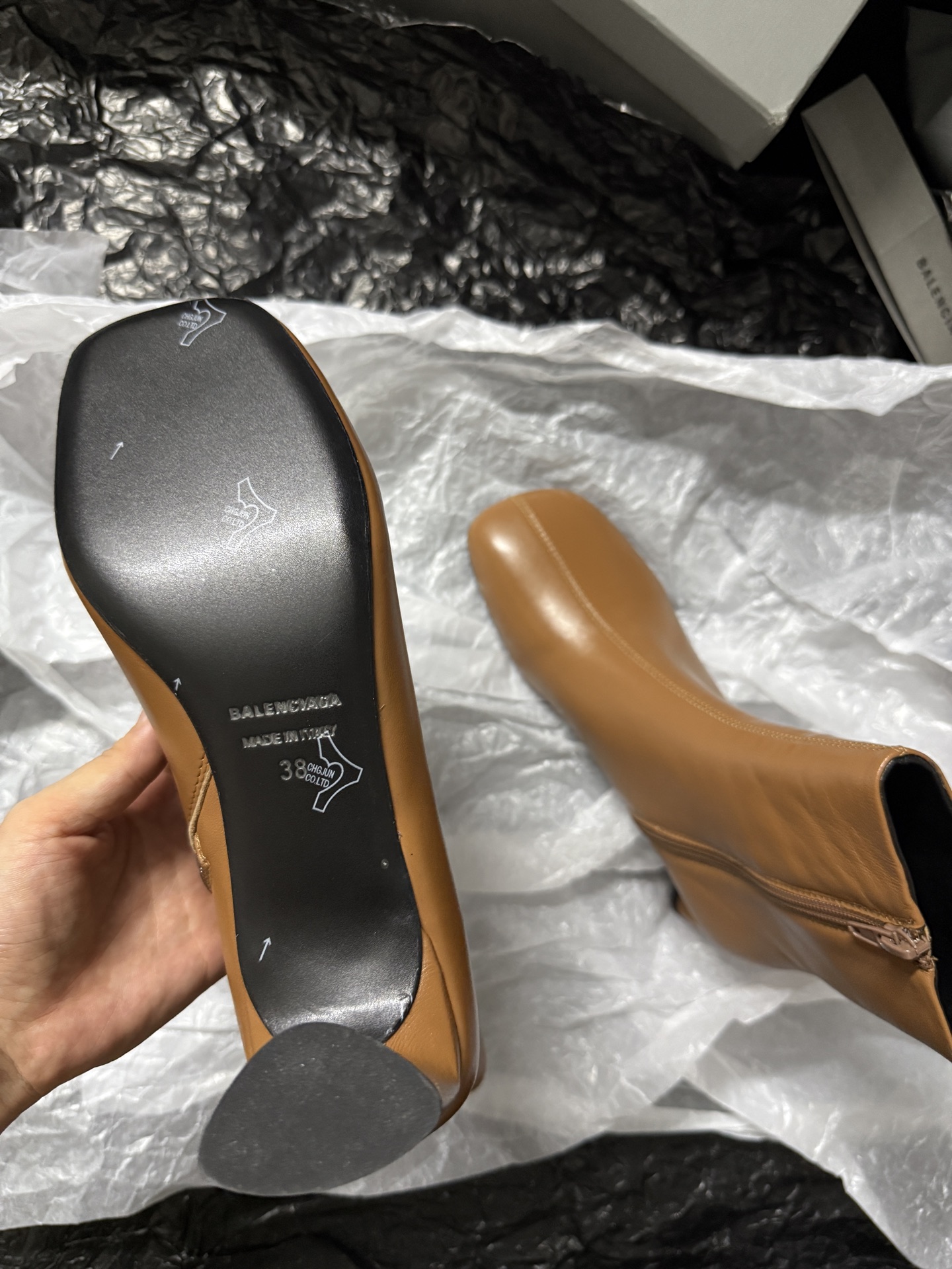 Balenciaga 巴黎世家 Alaska 圆头套筒 短筒 雪地靴 女款 C0棕色