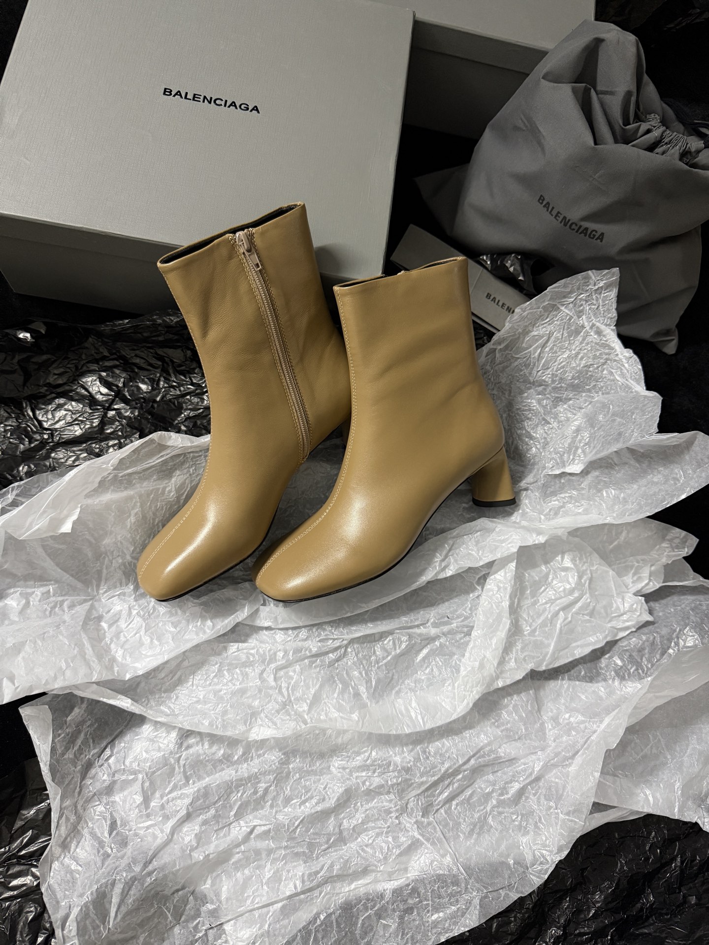 Balenciaga 巴黎世家 Alaska 圆头套筒 短筒 雪地靴 女款 C0杏色